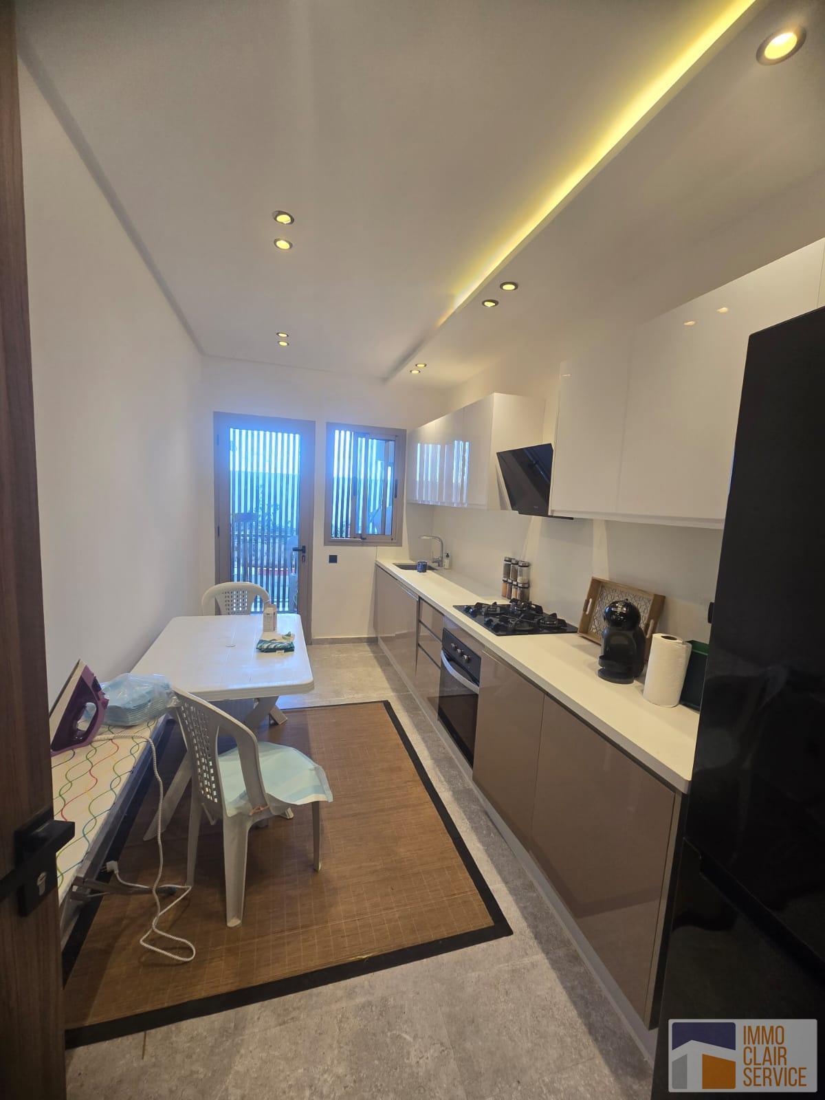 Appartement semi meublé en location — 2