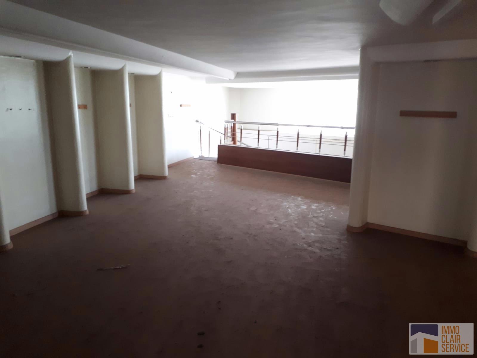 Magasin à vendre sur une grande artère (haut Aglal) — 2