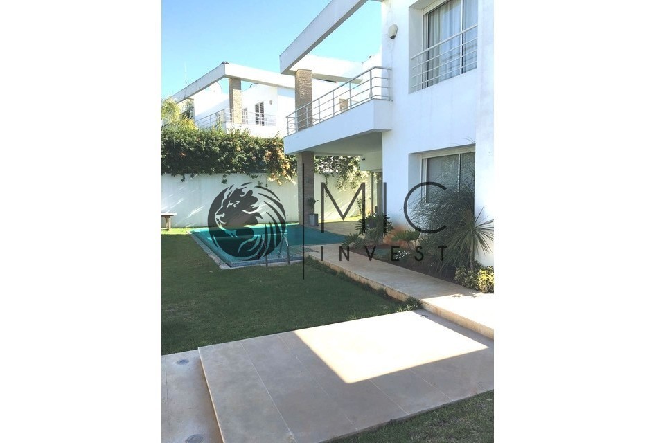 MAGNIFIQUE VILLA MEUBLÉE SUR 700 M² DE PARC PROCHE GOLF