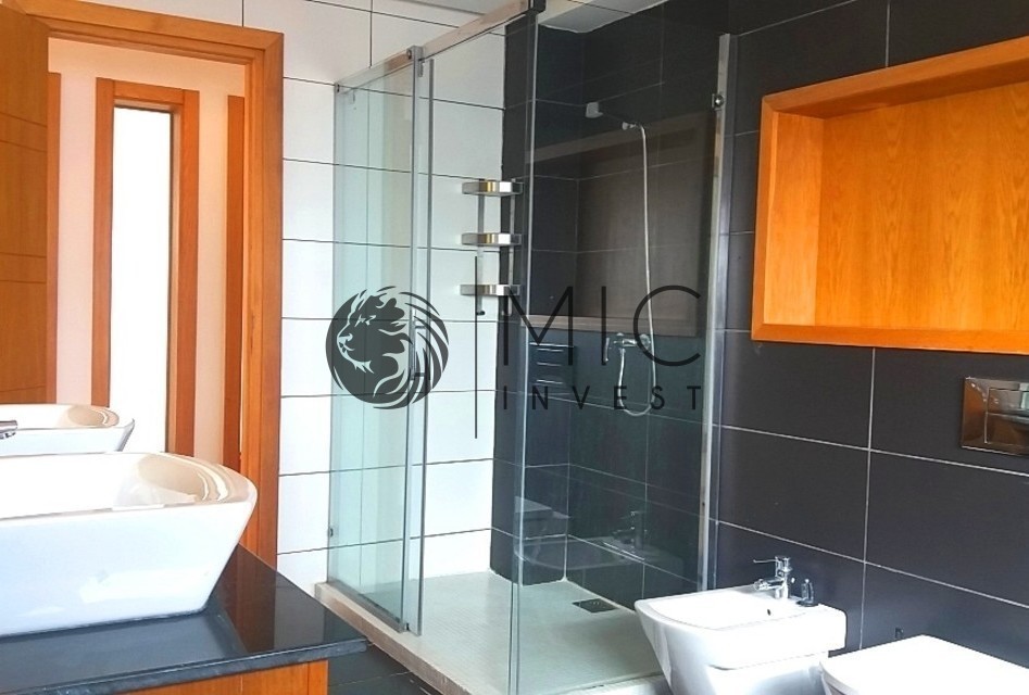 Villa 640 m² f Autre — 10