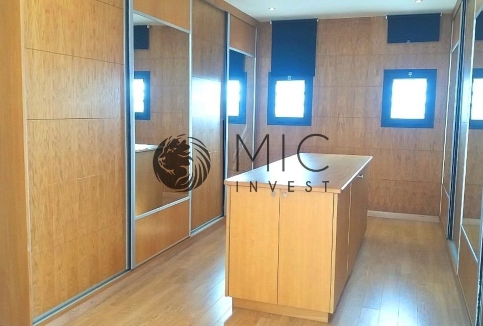 Villa 640 m² f Autre — 8