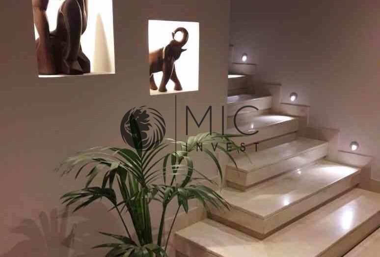 RARE VILLA ENTIÈREMENT REFAITE AVEC PISCINE — 2