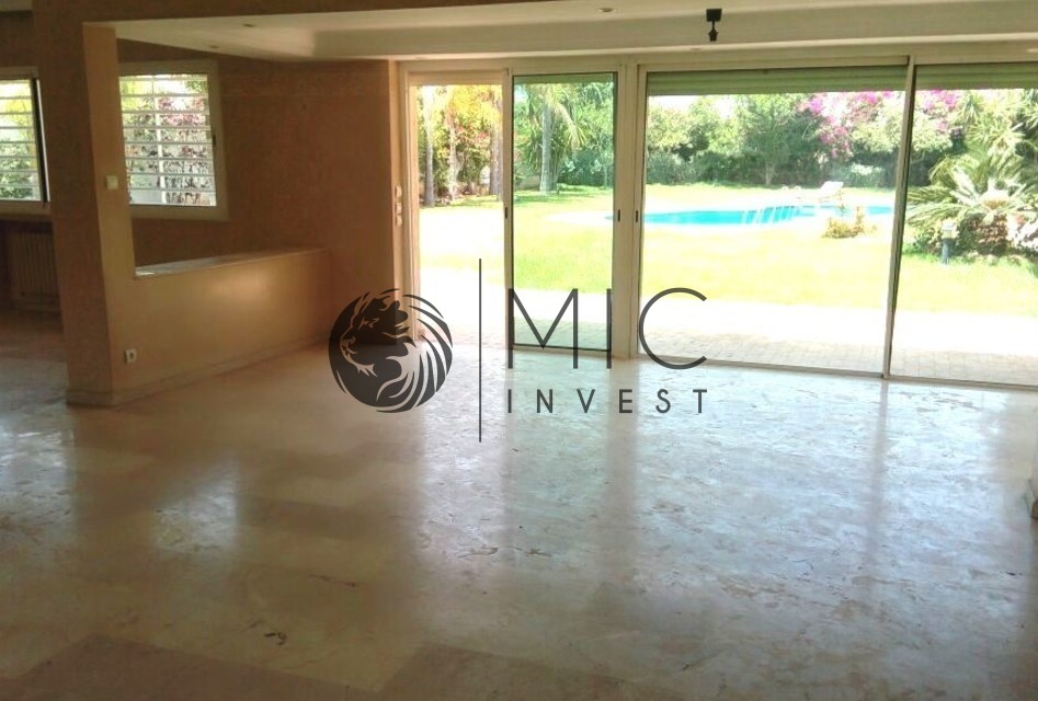 SUPERBE VILLA DE 800 M² NICHÉE DANS UN BEAU PARC DE 2500 M² — 2