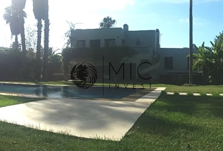 VILLA DANS EXCEPTIONNEL PARC DE 1.800 M² IDÉALEMENT SITUÉ