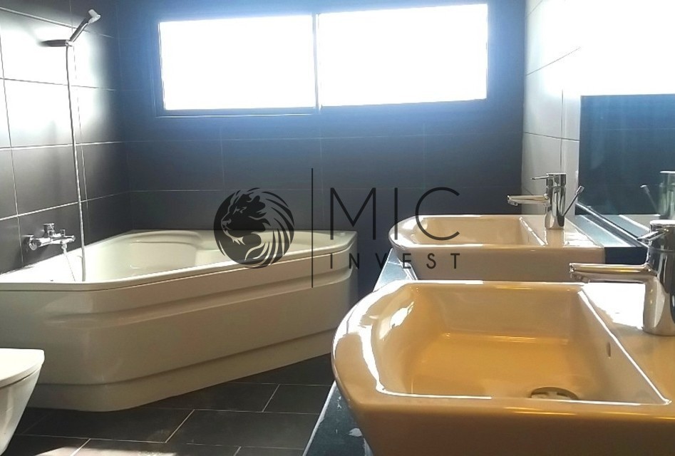 Villa 640 m² f Autre — 9