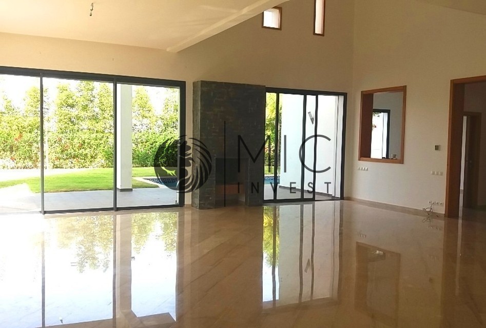 SUPERBE VILLA DE 640 M² AVEC 4 CHAMBRES PARC & PISCINE — 3