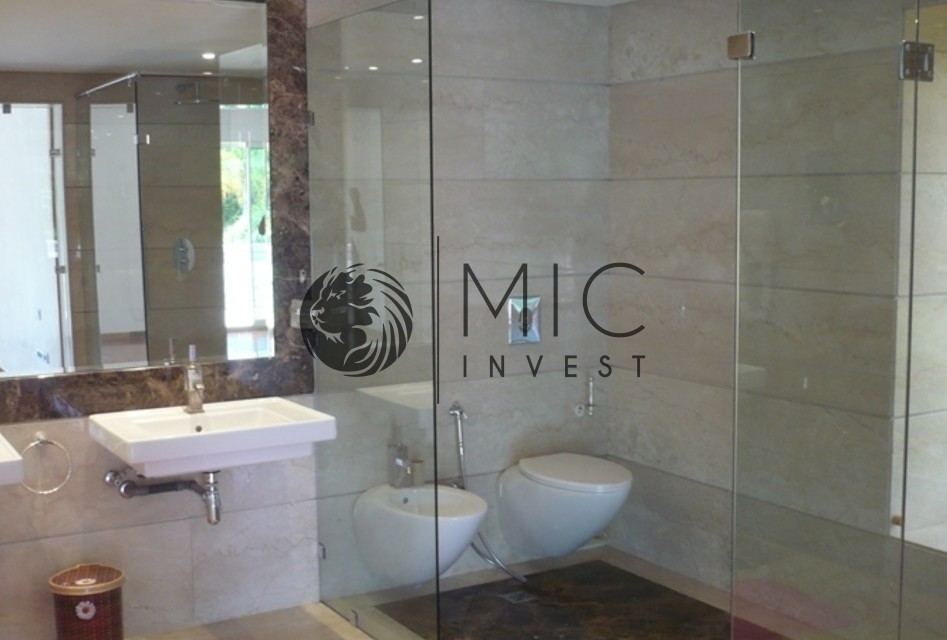 VILLA PRESTIGE SEMI MEUBLÉE DE 700 M² SUR 2800 M² DE PARC AVEC PISCINE — 2