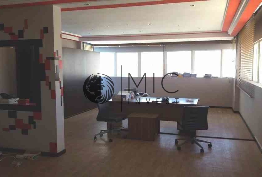 SUPERBE USINE DE PRESQUE 3.000 M² — 5