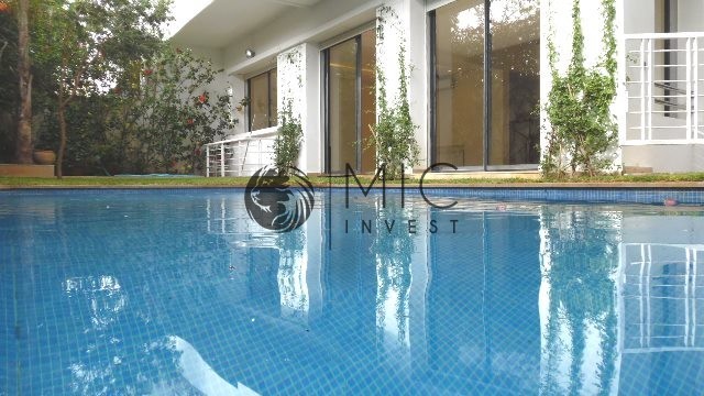 TRÉS BELLE VILLA DE 540 M² EN RÉSIDENCE FERMÉE — 2
