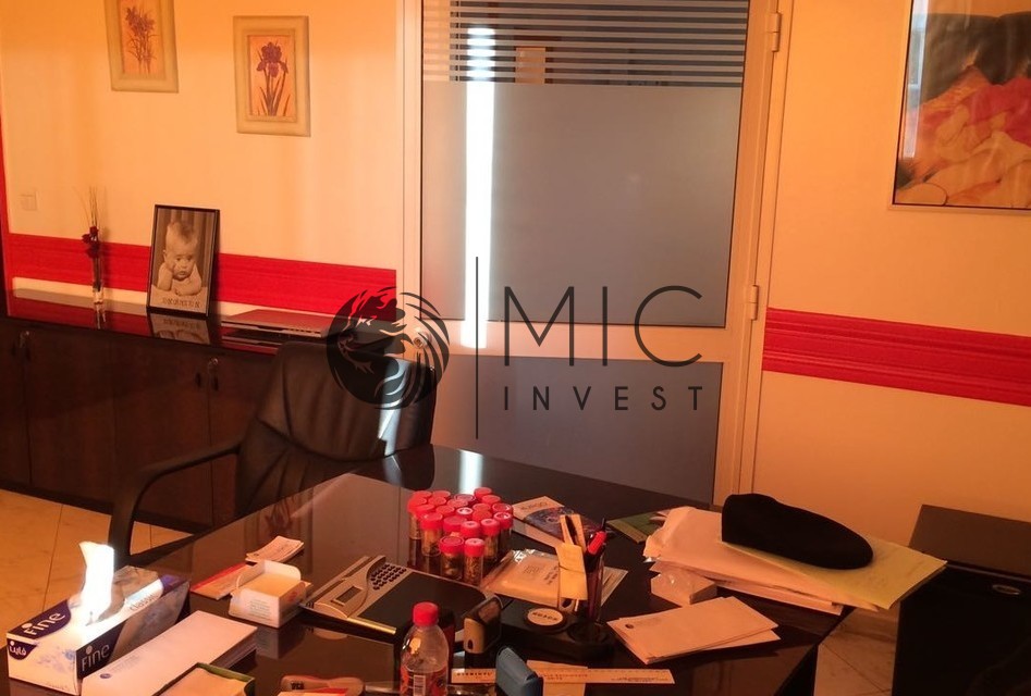 TOP EMPLACEMENT POUR CE BUREAU / LOCAL PROFESSIONNEL DE 80 M² — 6