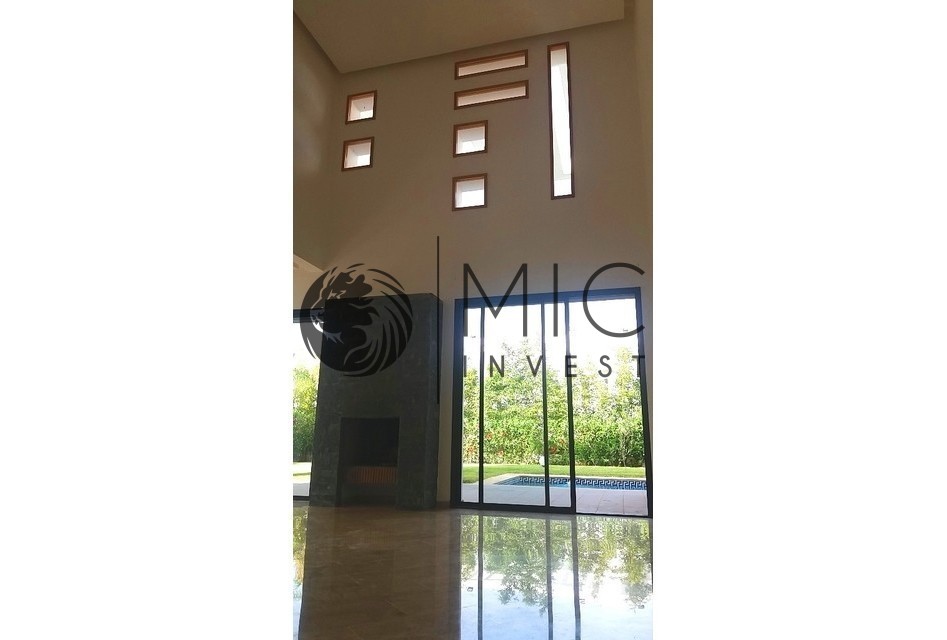 SUPERBE VILLA DE 640 M² AVEC 4 CHAMBRES PARC & PISCINE — 4