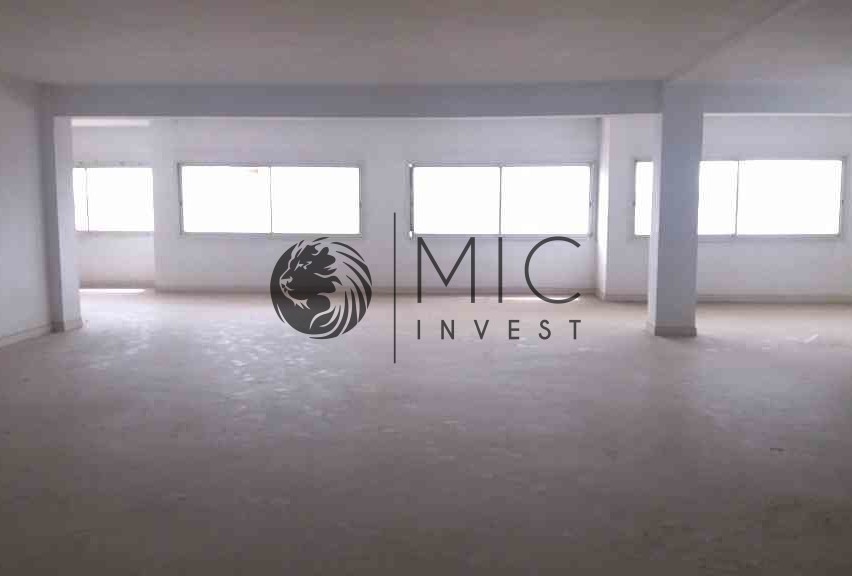 IMMEUBLE INDEPENDANT DE 2800 M² IDEAL POUR ECOLE OU AUTRE — 2