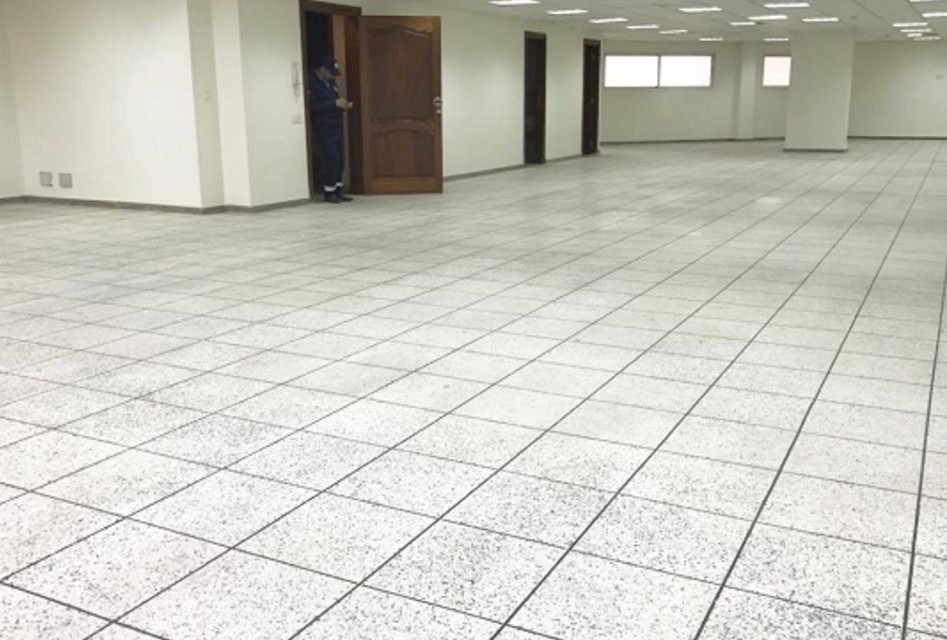 Bureau de 250 m² à la location sur Racine
