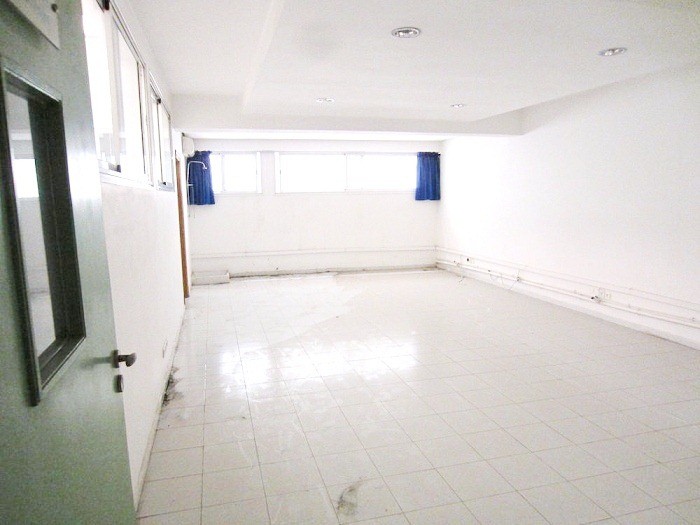 Local commercial à louer de 600 m² 2 Mars