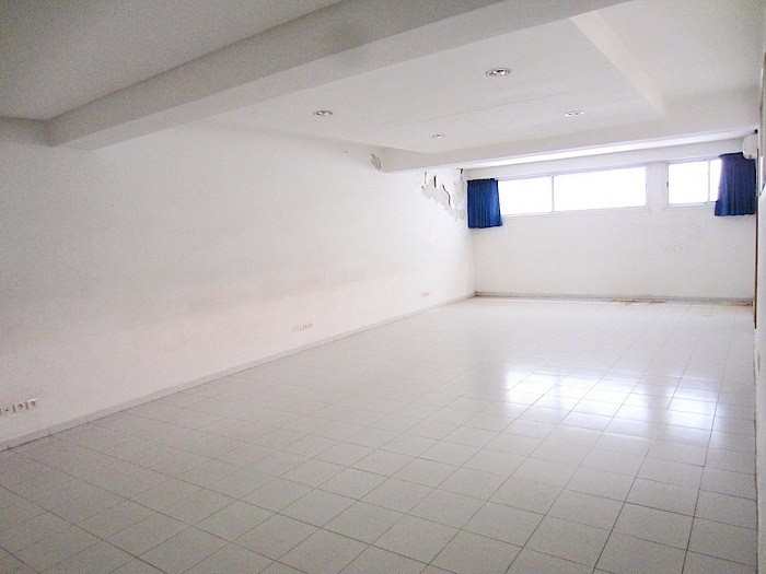 Local commercial à louer de 600 m² 2 Mars — 2