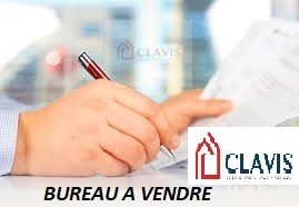 Bureau donnant sur une place à Gauthier
