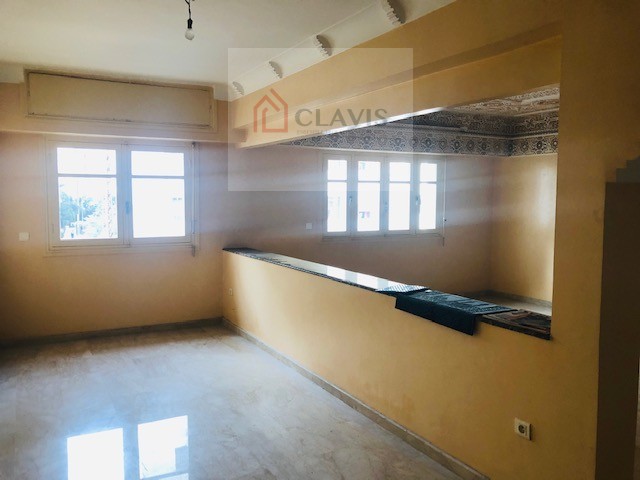 Bureau donnant sur une place à Gauthier — 2