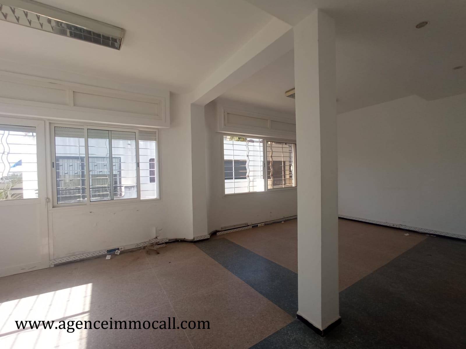 Villa usage bureau en location à Agdal — 2
