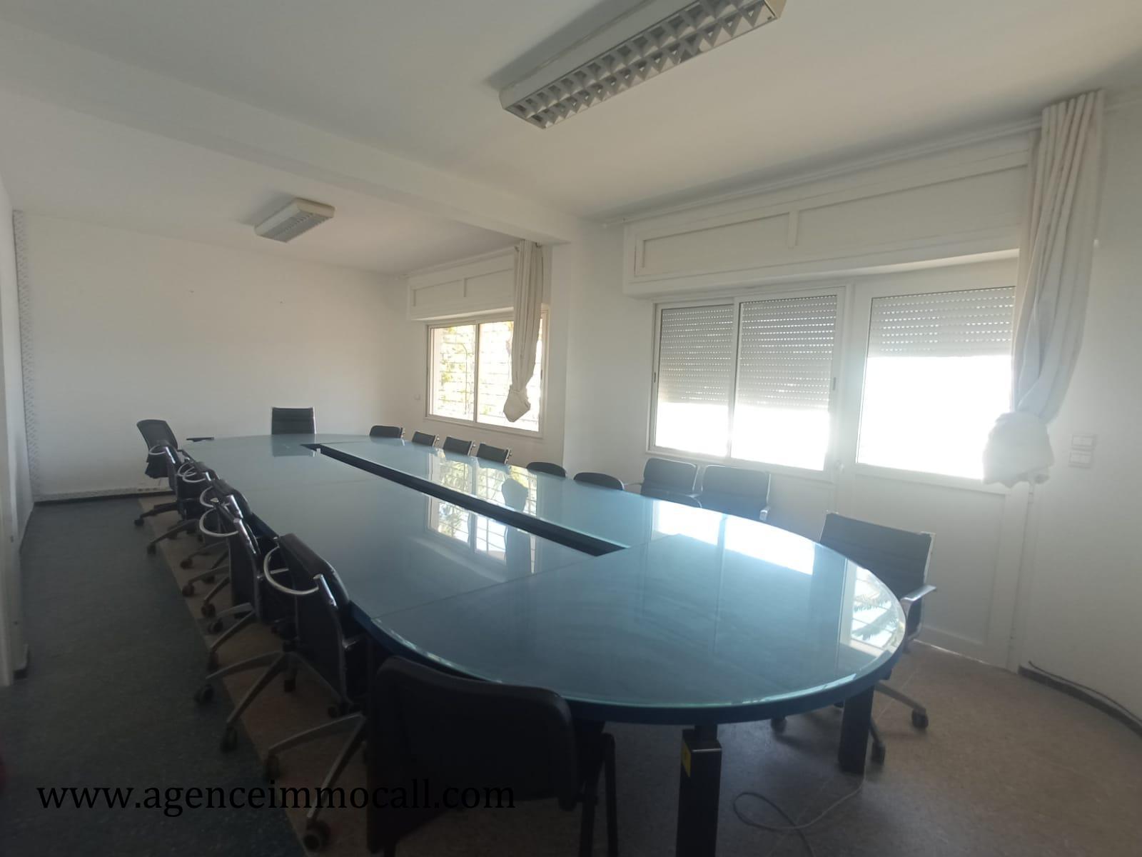 Villa usage bureau en location à Agdal