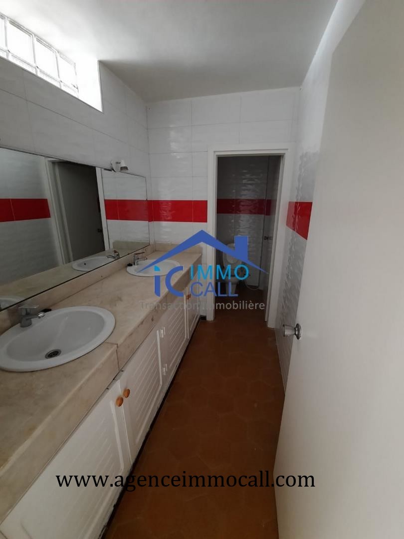 EN LOCATION villa vide 1300 m² à Souissi — 4