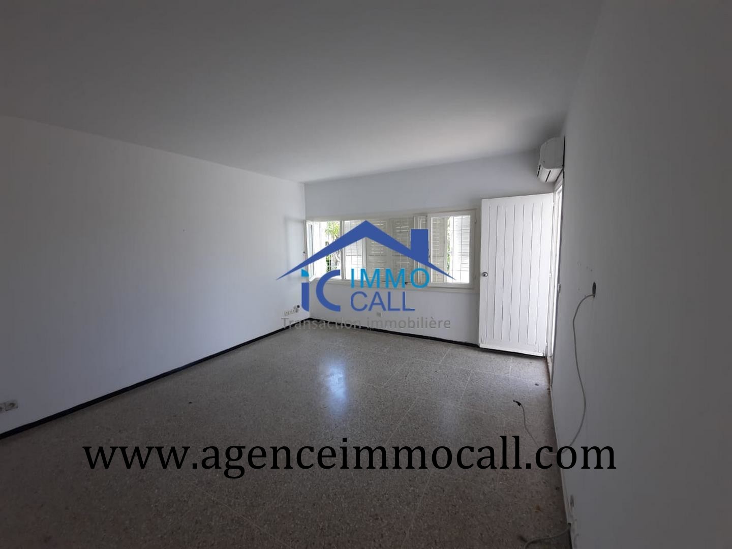 EN LOCATION villa vide 1300 m² à Souissi — 2