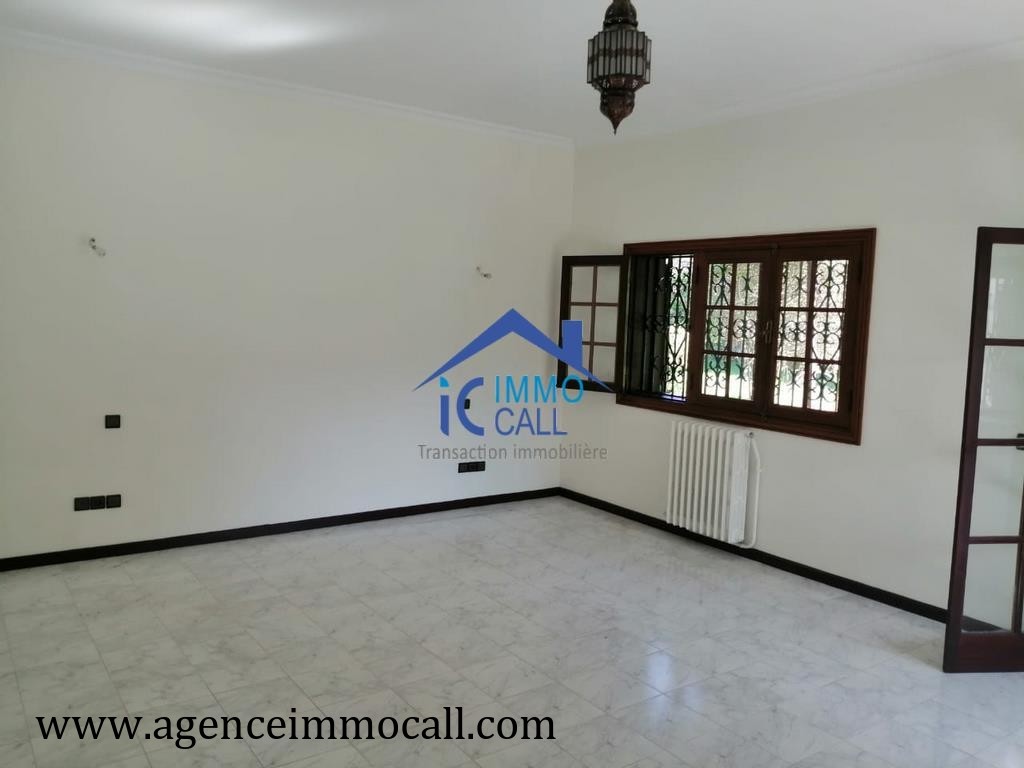 Villa vide 2000 m² en location à Souissi — 2