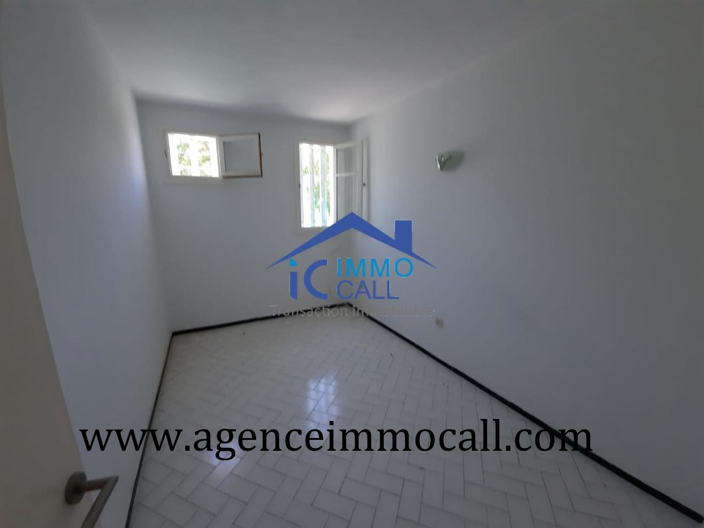EN LOCATION villa vide 1300 m² à Souissi — 3