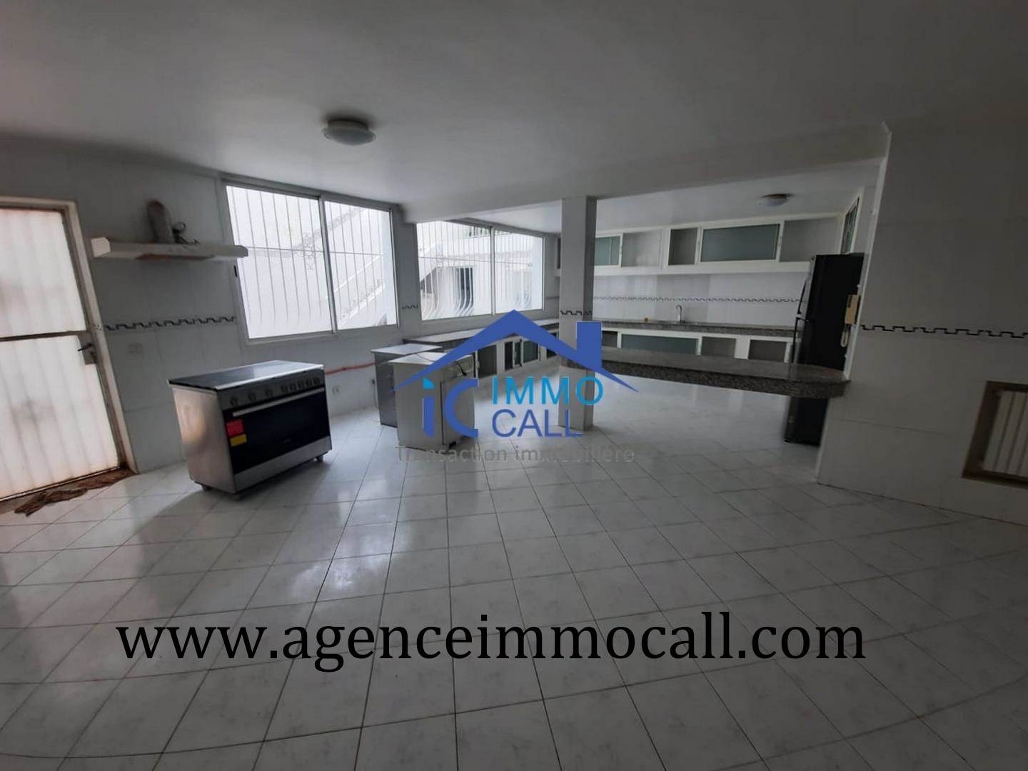 en LOCATION villa 2000 m² à SOUISSI