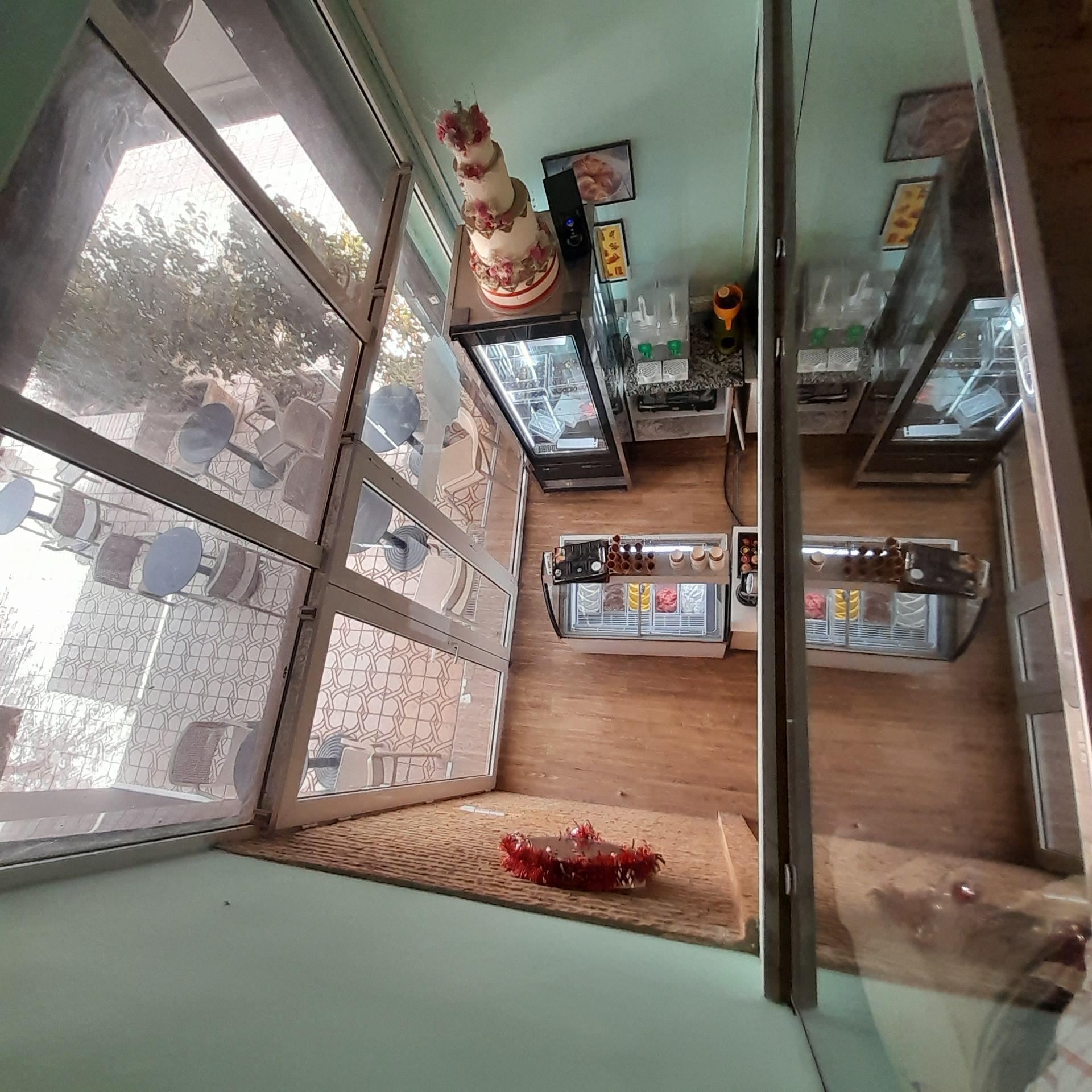 8 espaces bureau,+ café. .2 Salles de Réunions à Vendre — 2