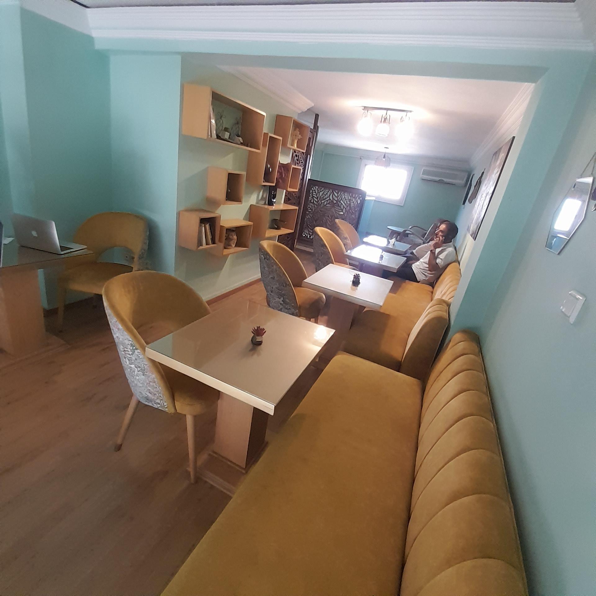 8 espaces bureau,+ café. .2 Salles de Réunions à Vendre — 4