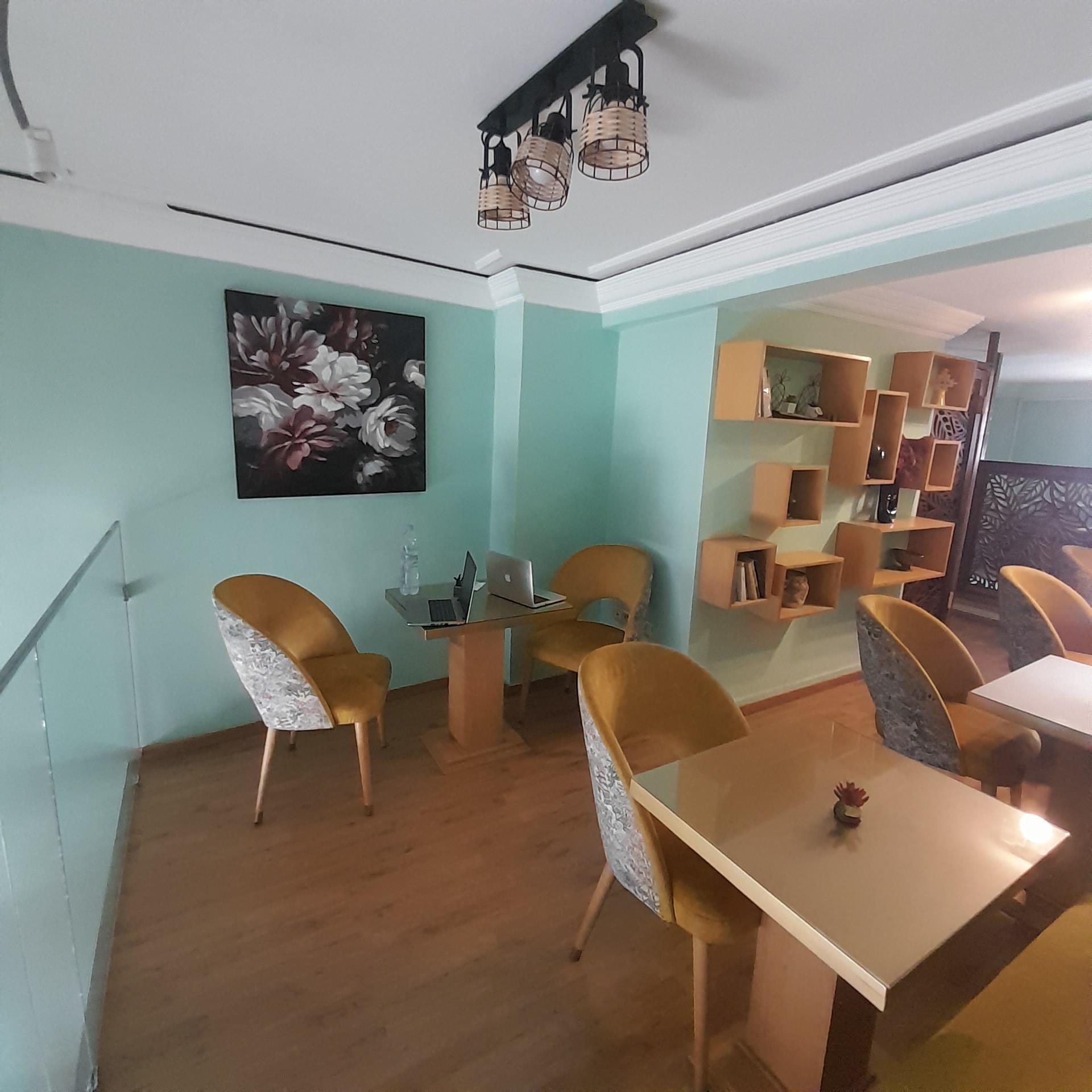 8 espaces bureau,+ café. .2 Salles de Réunions à Vendre — 5
