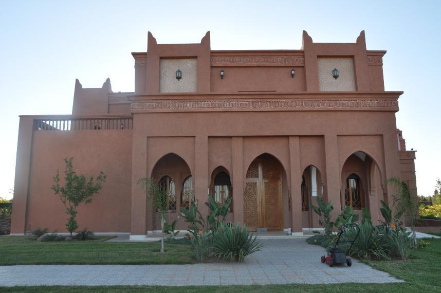 Très beaux palais à vendre sur la route de TAHANAOUTE dans un terrain de 1 Hectare et 200 m²  bâtie Située au bourde de la route pas de piste pâtie sur 3 niveaux de 400 m² chacun se compose 5 suites ,  Hammam Baldi , 2 chambres parentale , une grande cuis — 2