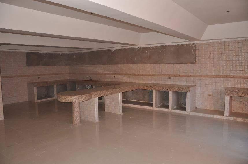 Très beaux palais à vendre sur la route de TAHANAOUTE dans un terrain de 1 Hectare et 200 m²  bâtie Située au bourde de la route pas de piste pâtie sur 3 niveaux de 400 m² chacun se compose 5 suites ,  Hammam Baldi , 2 chambres parentale , une grande cuis — 3