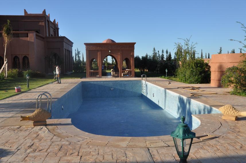 Très beaux palais à vendre sur la route de TAHANAOUTE dans un terrain de 1 Hectare et 200 m²  bâtie Située au bourde de la route pas de piste pâtie sur 3 niveaux de 400 m² chacun se compose 5 suites ,  Hammam Baldi , 2 chambres parentale , une grande cuis — 4