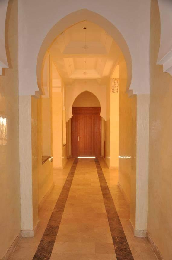Très beaux palais à vendre sur la route de TAHANAOUTE dans un terrain de 1 Hectare et 200 m²  bâtie Située au bourde de la route pas de piste pâtie sur 3 niveaux de 400 m² chacun se compose 5 suites ,  Hammam Baldi , 2 chambres parentale , une grande cuis — 5