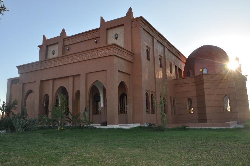 Très beaux palais à vendre sur la route de TAHANAOUTE dans un terrain de 1 Hectare et 200 m²  bâtie Située au bourde de la route pas de piste pâtie sur 3 niveaux de 400 m² chacun se compose 5 suites ,  Hammam Baldi , 2 chambres parentale , une grande cuis — 6