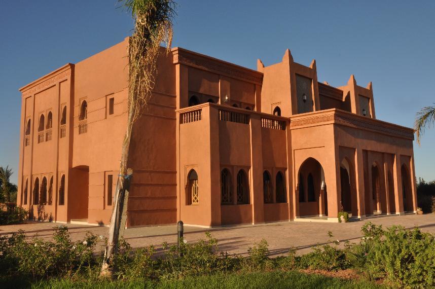 Très beaux palais à vendre sur la route de TAHANAOUTE dans un terrain de 1 Hectare et 200 m²  bâtie Située au bourde de la route pas de piste pâtie sur 3 niveaux de 400 m² chacun se compose 5 suites ,  Hammam Baldi , 2 chambres parentale , une grande cuis