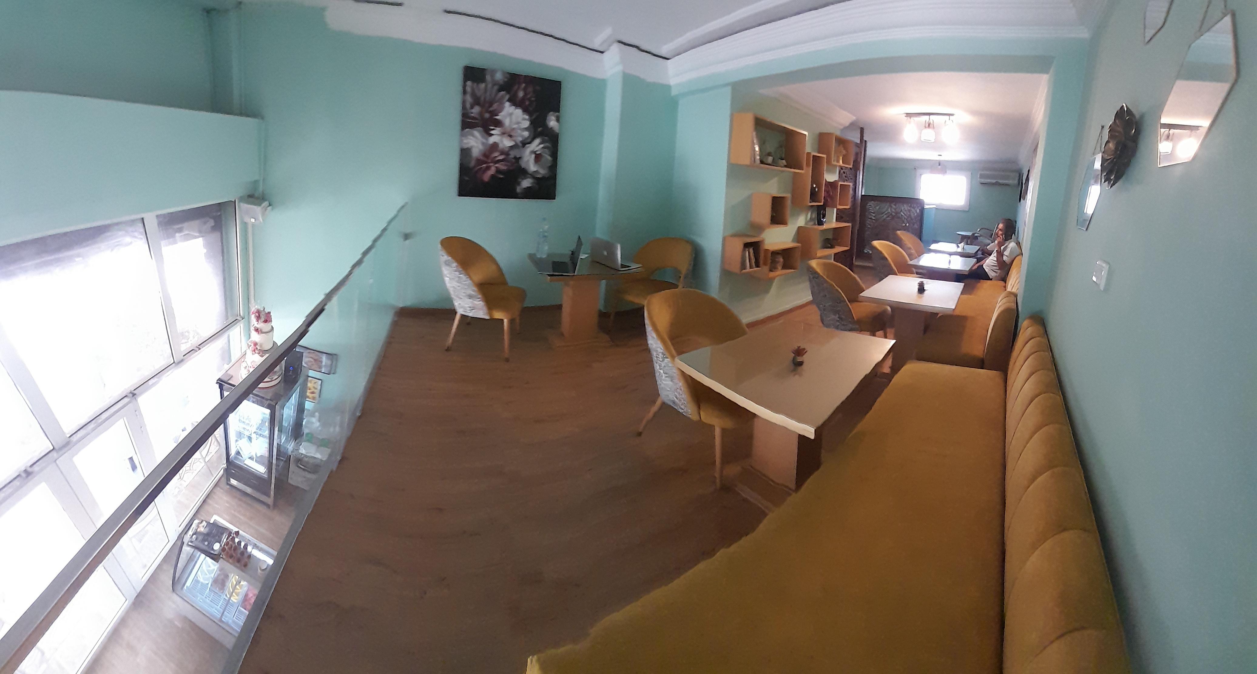 8 espaces bureau,+ café. .2 Salles de Réunions à Vendre — 6