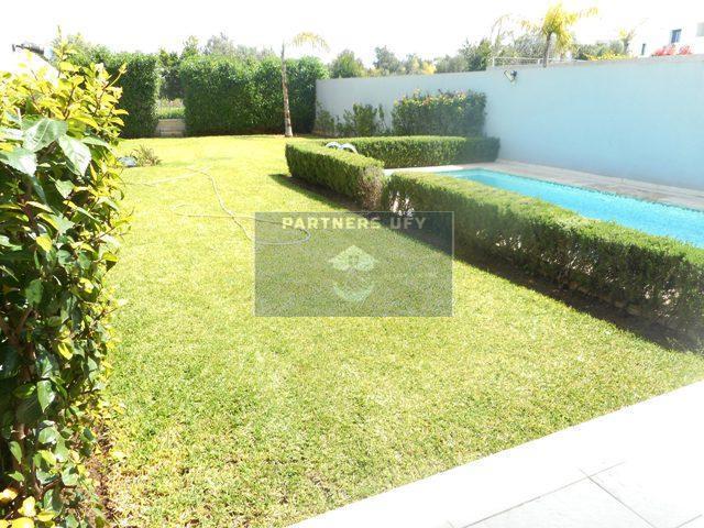 Villa-a-louer  sans vis-à-vis avec beau jardin à louer dans  Résidence Fermée-Bouskoura-Casablanca