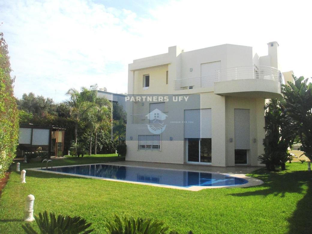 Villa de très haut standing avec un grand jardin et piscine a louer