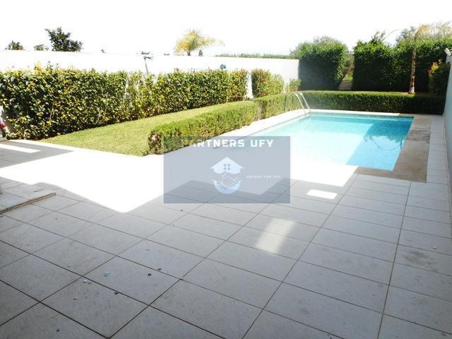 Villa-a-louer  sans vis-à-vis avec beau jardin à louer dans  Résidence Fermée-Bouskoura-Casablanca — 2