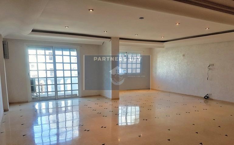 Appartement moderne à louer en plein Triangle d'or — 2