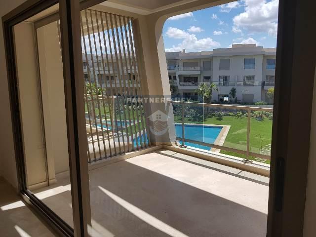 Appartement moderne avec belle terrasse en résidence avec piscine.