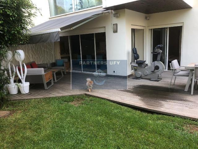 Appartement avec beau jardin en résidence fermée avec piscine