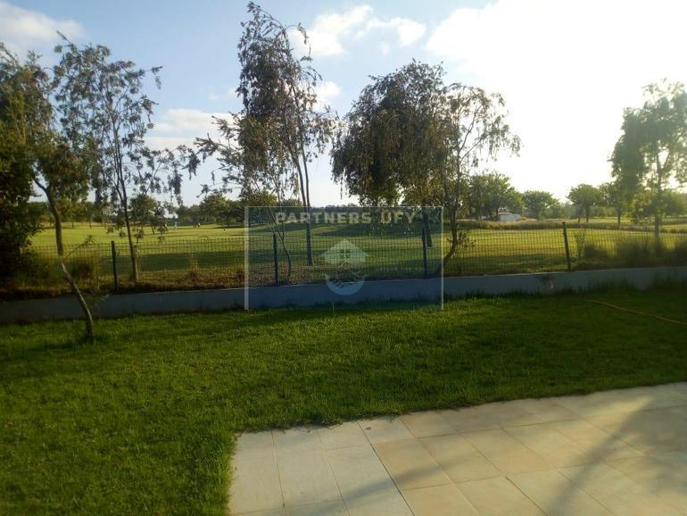 Villa moderne en front golf à louer vide en résidence fermée-Bouskoura