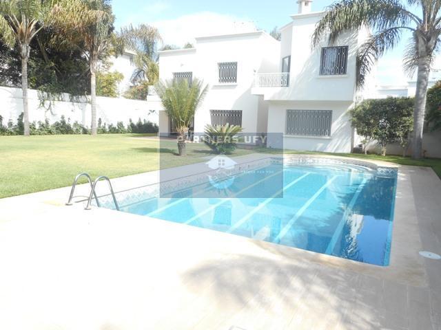 Villa avec piscine et très bel jardin de 1000m² à louer  en plein Californie.