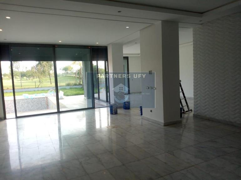 Villa moderne en front golf à louer vide en résidence fermée-Bouskoura — 2