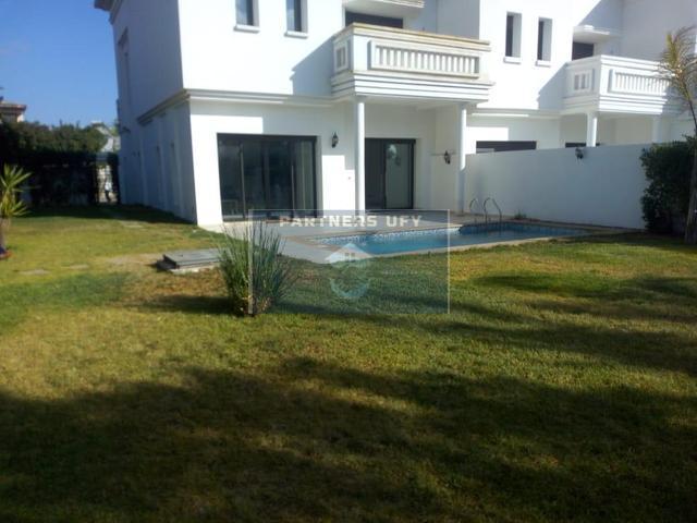 Villa moderne à louer meublée en résidence fermée-Bouskoura