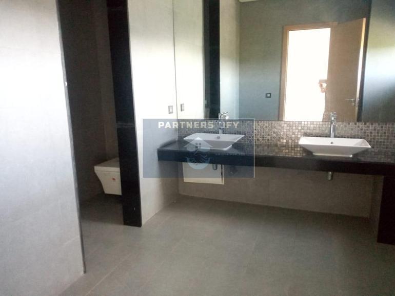 Villa moderne en front golf à louer vide en résidence fermée-Bouskoura — 5