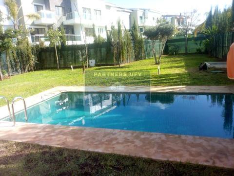 Joli appartement meublé en rez de jardin avec piscine et grand jardin a louer.